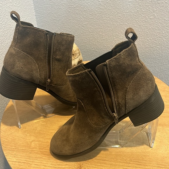 Clark’s Pull-on Suede Chelsea Boot, Size 6.5 - Picture 12 of 13